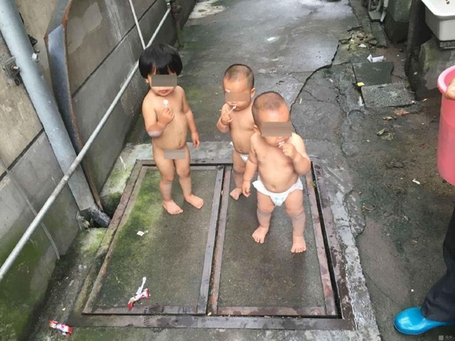 Ba đứa trẻ bỏ nhà đi lang thang trên phố. Hai đứa nhỏ còn đang đóng bỉm