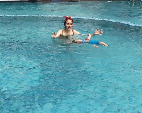 Hoa hậu Diễm Hương dạy bé Noah bơi từ lúc 6 tháng tuổi