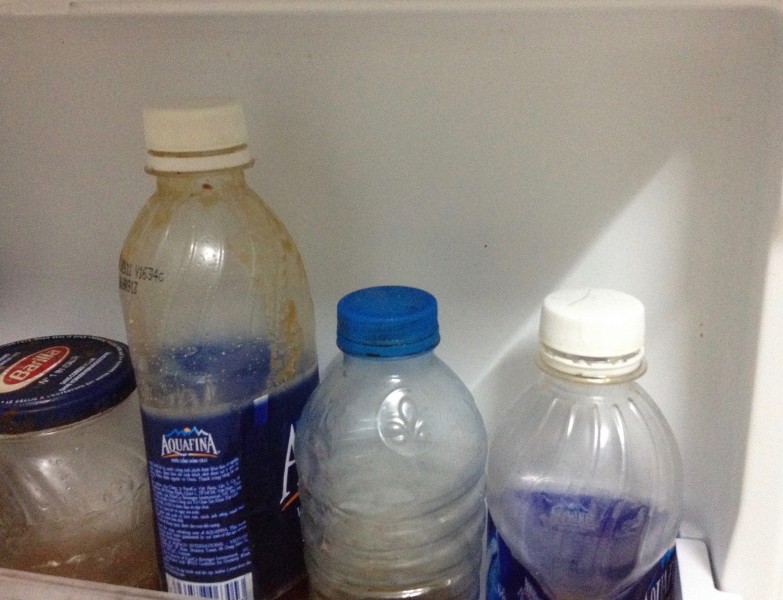 Con nguy kịch vì uống nhầm hóa chất phụ huynh cất trong tủ lạnh