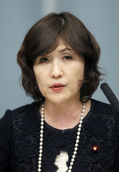 Tài sắc nữ Bộ trưởng Quốc phòng Nhật cái gai của Trung Quốc