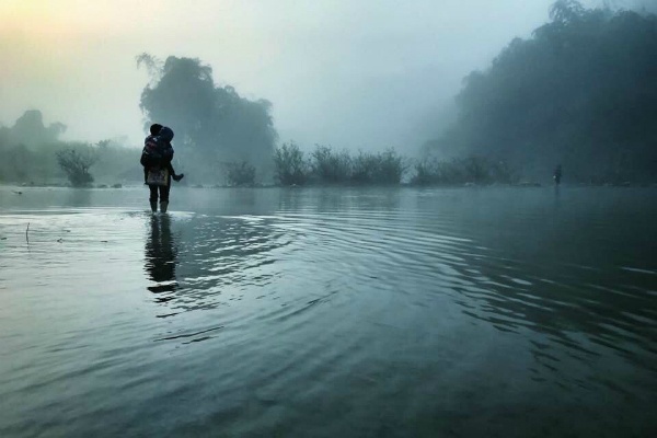 Học sinh đi qua cầu trơ khung: Dỡ thanh sắt ở mặt cầu, dân cõng con lội qua suối 